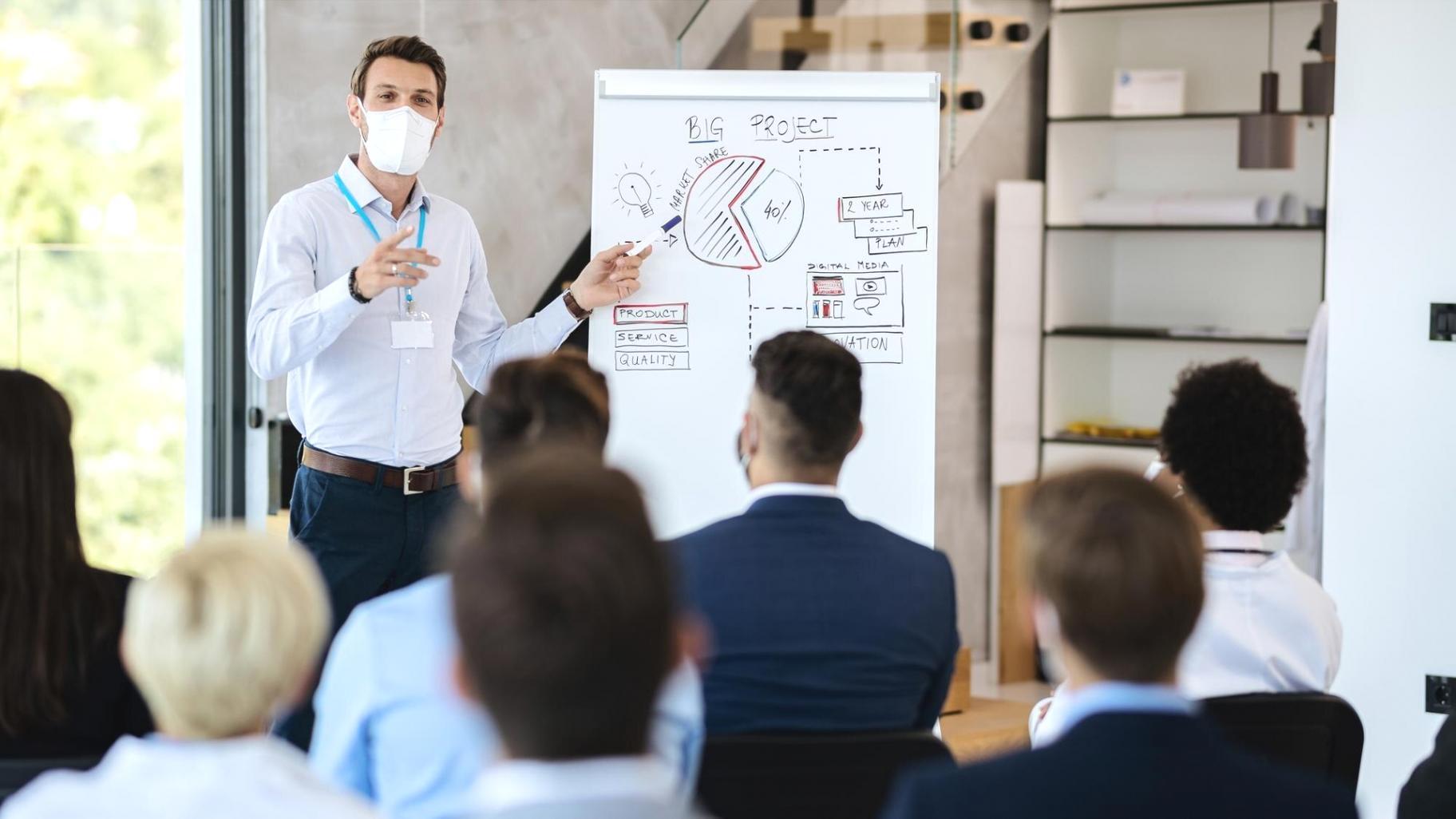 Espace de formation moderne avec ordinateurs